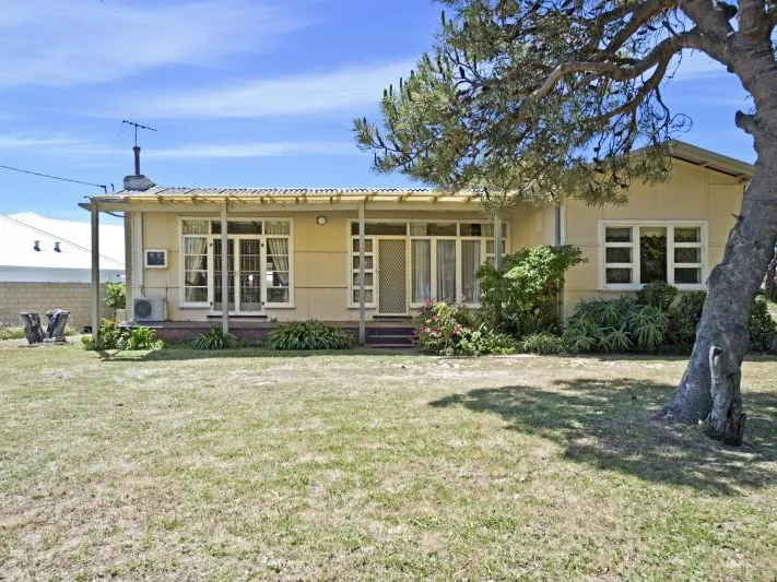 WALK TO BEACH & LOCAL CAFE