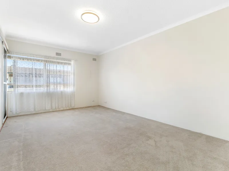 Spacious one bedroom unit in Ashfield! 