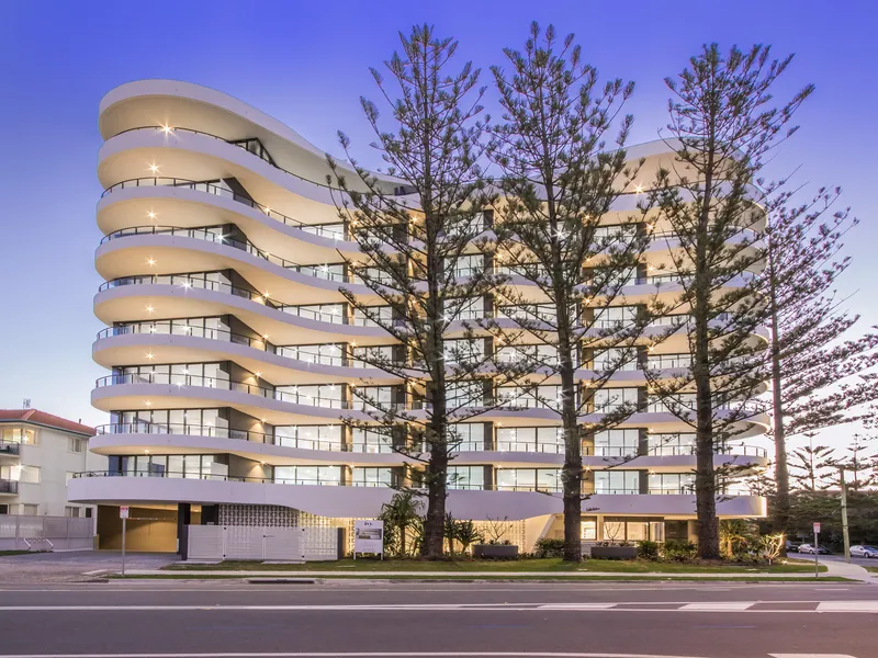 Spacious Luxury Beachside Living - So Close to Everything Broadbeach Has To Offer - 'Ivy 95'