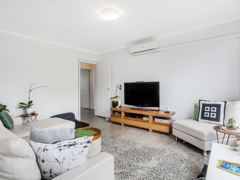 Beautiful Renovation, Large Courtyard and Walk to Oakleigh Station