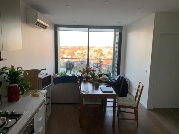 Fully Furnished 2 BED 2 BATH 1 CAR SPACE APARTMENT IN CARLTON!