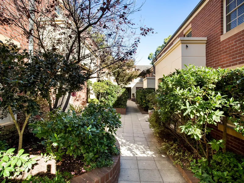 MODERN THREE BEDROOM TOWNHOUSE WITH LOFT