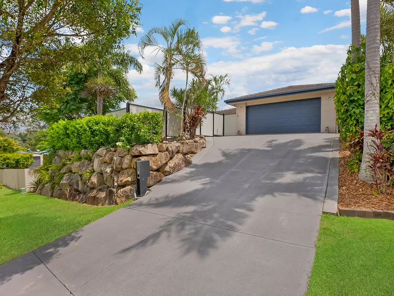 Petrie's Serene Retreat: 4BR Home with Pool, Shed, and Solar Power