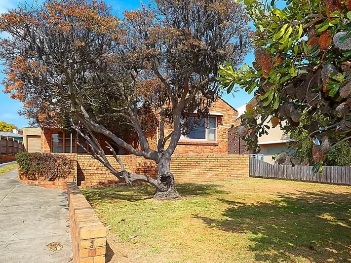 FAMILY HOME ONLY STEPS TO THE BEACH