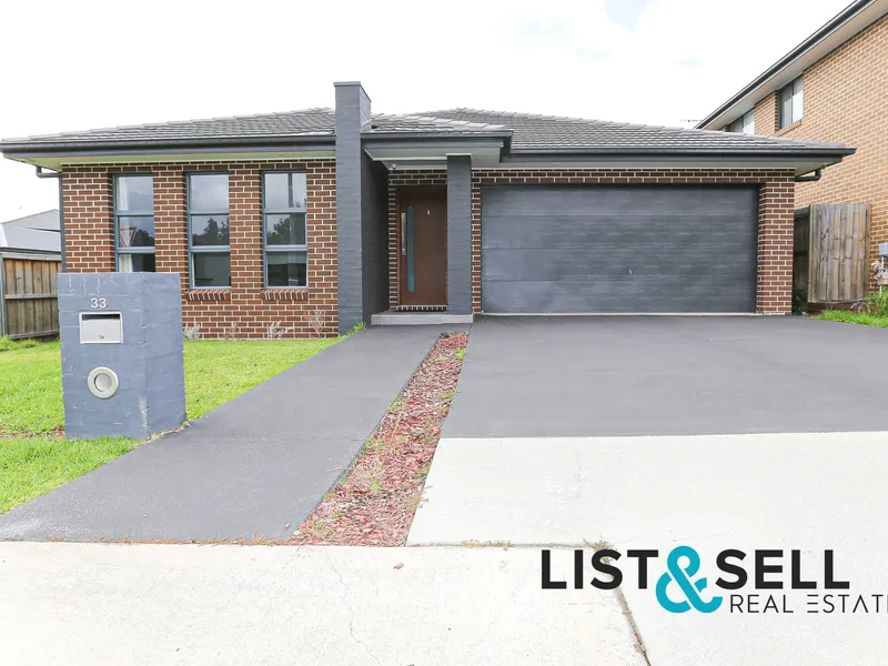 Immaculate 4 bedroom home with all the extras!!