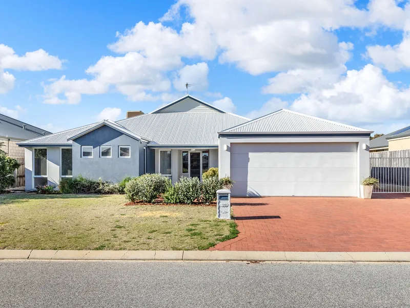 LARGE HOME ON A LARGE BLOCK WITH SIDE ACCESS AND A LARGE SHED!