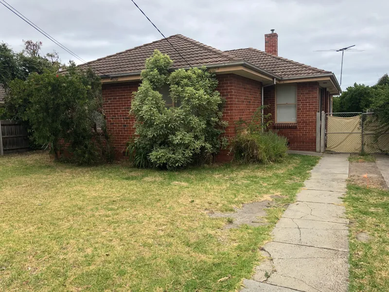 FRESHLY PAINTED NEAT AND TIDY 