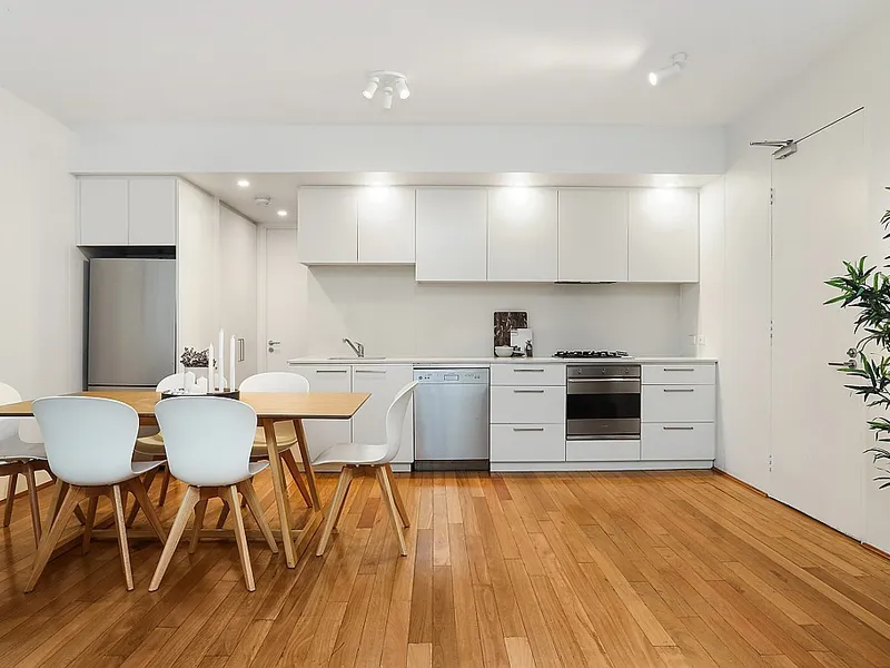 Superb North-East Facing Designer Apartment in Enviable Beachside Location