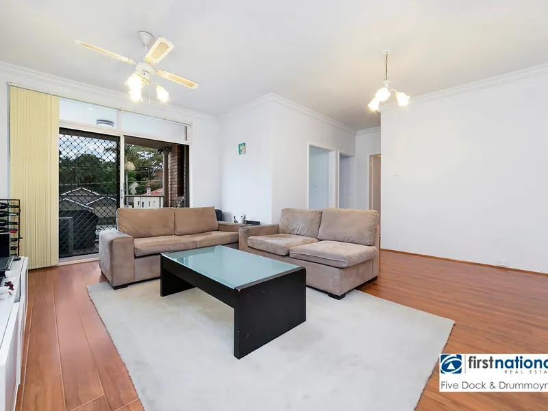 RENOVATED 3 BEDROOM APARTMENT WITH DOUBLE LOCK-UP GARAGE