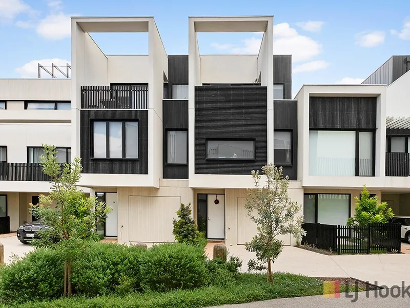 Sophisticated Bay-Side Living 