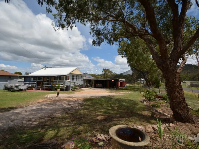 GLEN APLIN – 1,215M2 – 4 BEDROOMS 2 LIVING ARES - A/CON + WOOD FIRE BOX + SOLAR