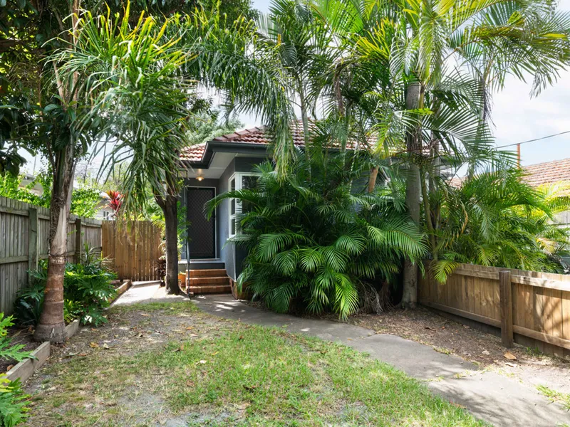 TIDY 2 BEDROOM UNIT IN PRIME LOCATION!
