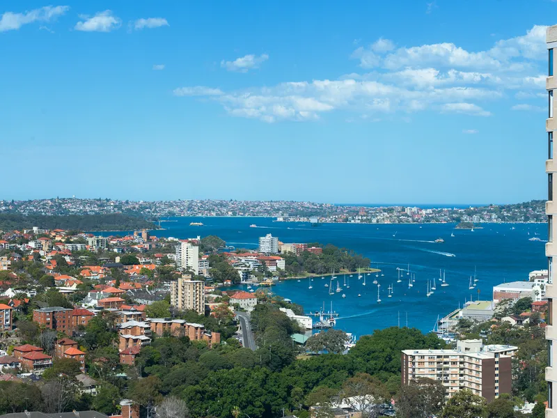 HARBOUR VIEWS FROM STUNNING 2 BEDROOM SECURITY APARTMENT