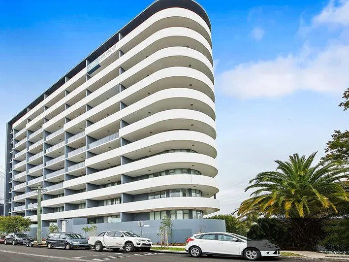 Spacious Three Bedroom Apartment In Prime Location