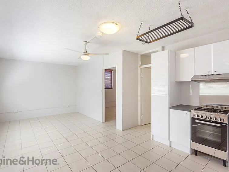 Inner City One Bedroom Unit  - Walk To Grand Central Shopping  Centre -  Must be Sold!