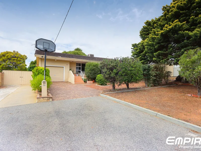 TRIPLEX Potential, Spacious family home
