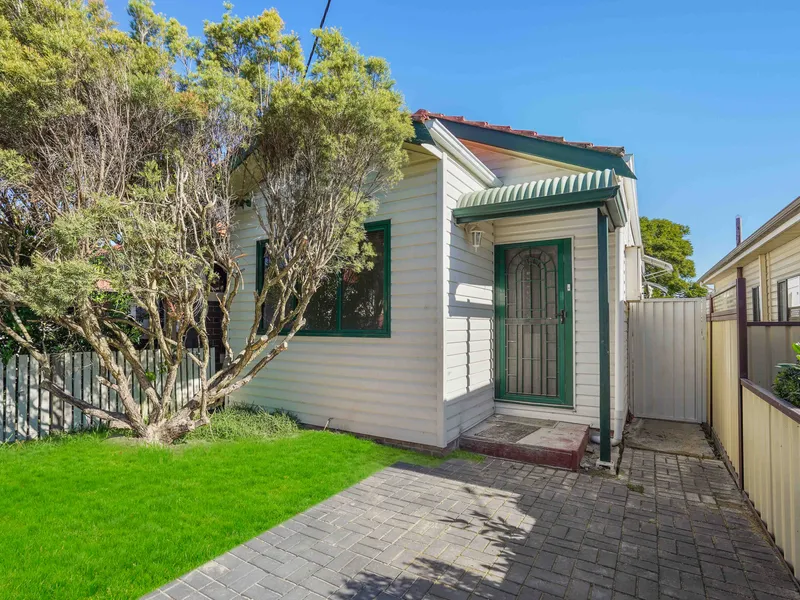 Renovated Two Bedroom + Study House