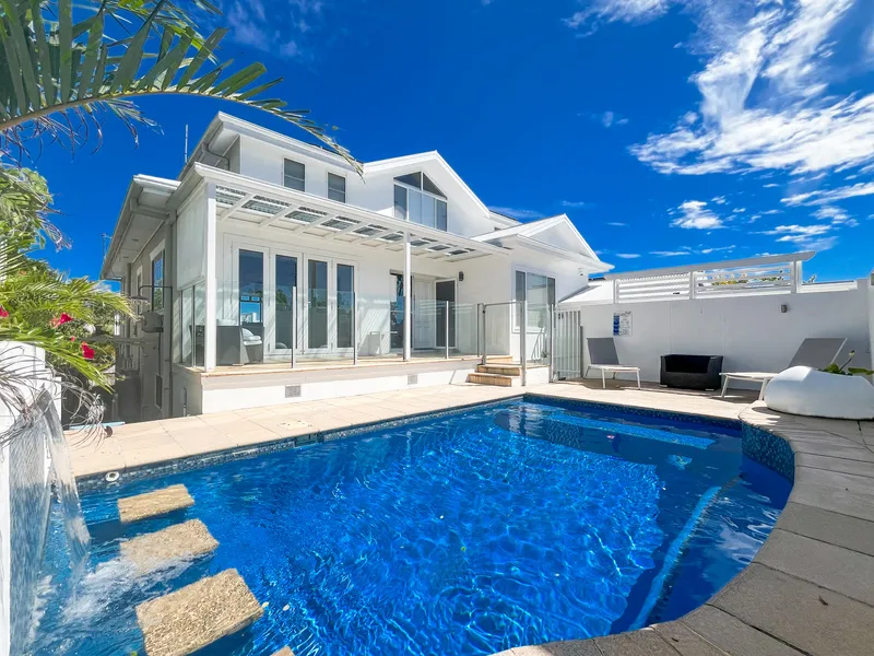 HAMPTONS OASIS IN COFFS WITH UTILITIES INCLUDED