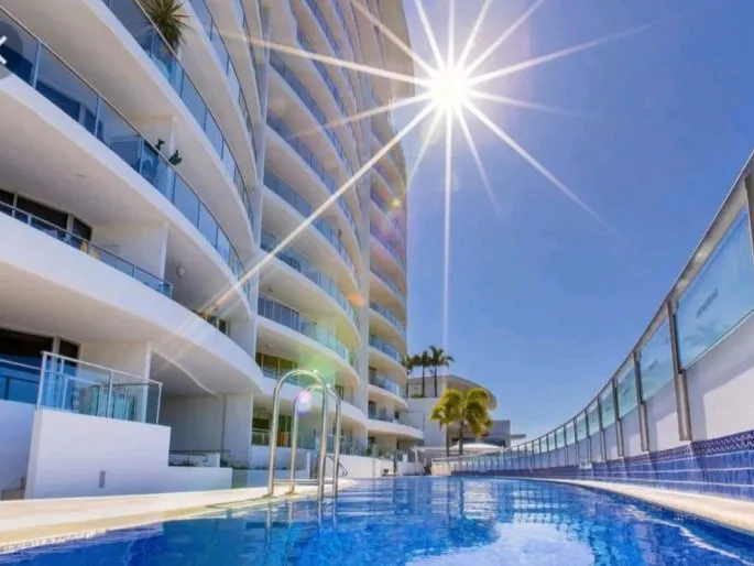 Sunshine Coast / Maroochydore 2 Bedrooms Apartment Fully Furnished 3 minutes walk to beautiful Maroochydore  Beach.
