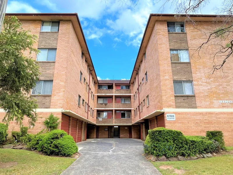 Partially furnished 2 bedroom unit, minutes walk to station