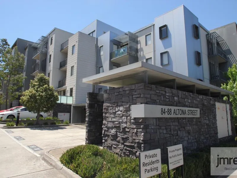 Great opportunity to secure this spacious 2 bedroom apartment in prestige locale