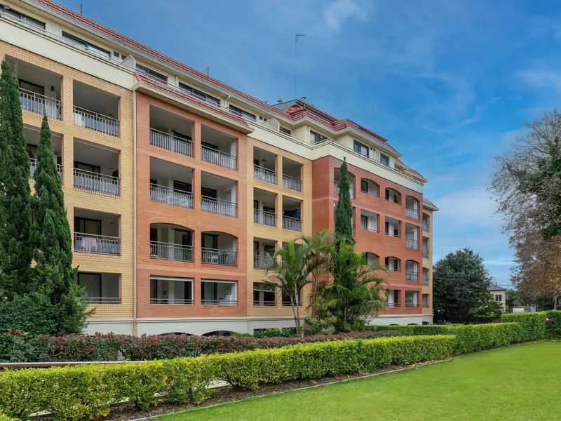 North facing apartment with exclusive garden terrace.