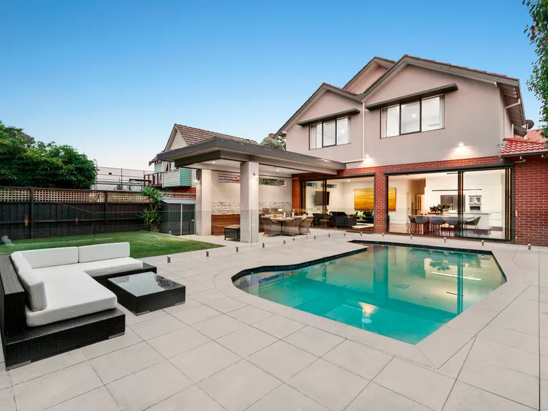 Grand Scale Entertainer with Family Flair