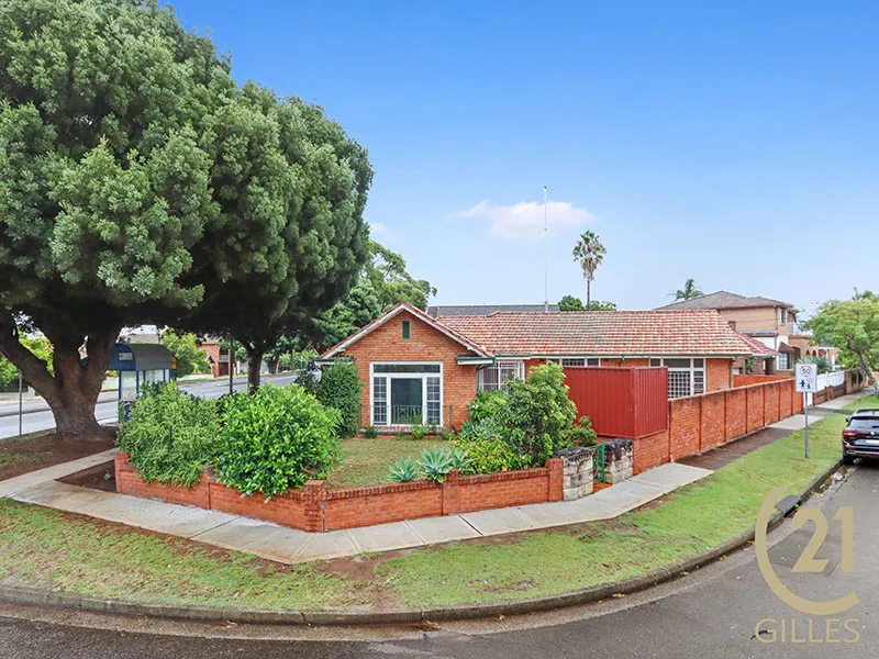 HUGE 4 BEDROOM HOME ON 682m2 LAND - 2 STREET ACCESS.