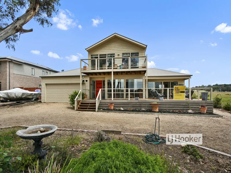 LAKE & COUNTRY VIEWS - Motivated vendor says SELL!!