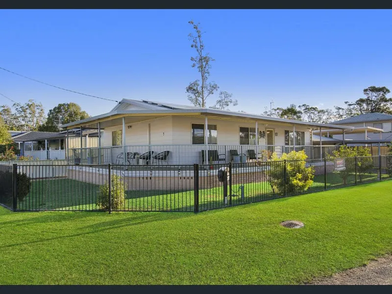 Stunning 3 Bedroom San Remo Retreat Near the Lake