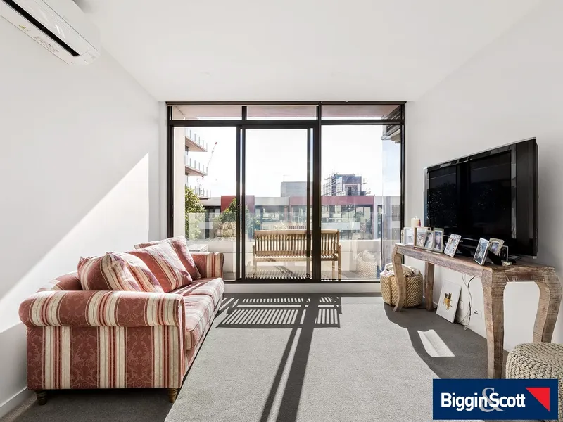 INNER CITY RESIDENCE WITH PRIVATE BALCONY AND VIEWS OVERLOOKING PRIVATE POOL AREA, 1 X CAR SPOT AND STORAGE CAGE.
