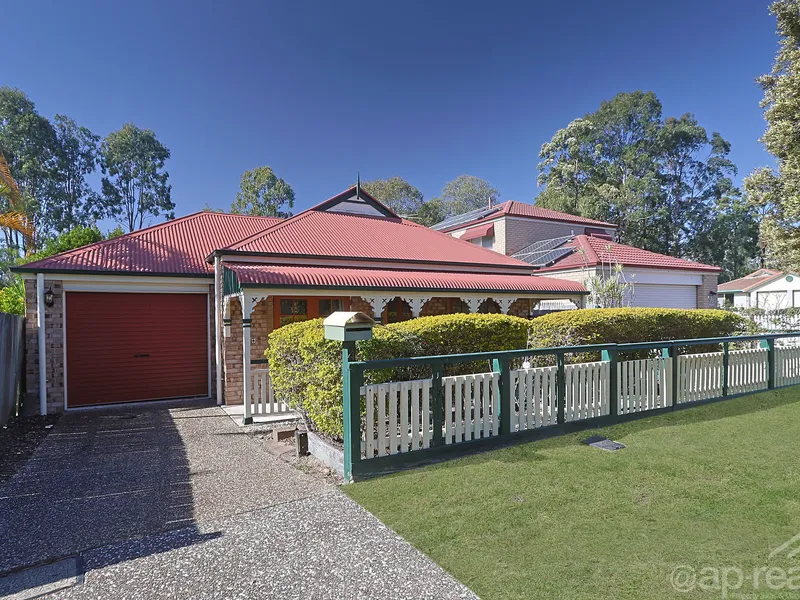 IMMACULATE HAMPTON STYLISH HOME