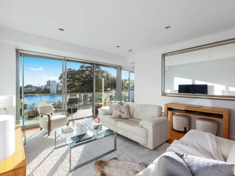 Incredible harbour view and lifestyle- walk to Milsons Point Station, Kirribilli markets, and shops and restaurants