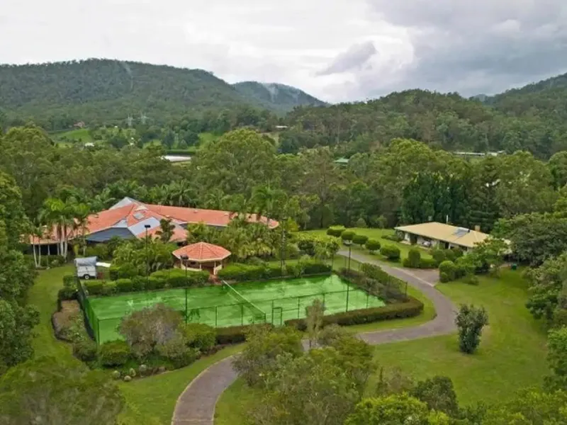 Clagiraba living with a 4-bedrooms and 4 bathrooms with horse tracking residence