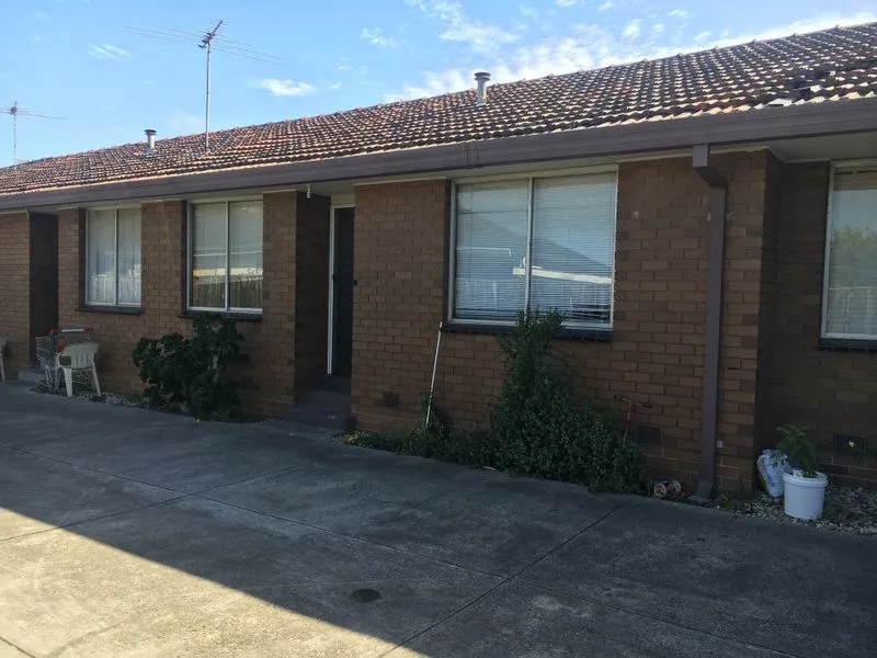 CONVENIENTLY LOCATED, CLOSE TO SHOPS & TRANSPORT!!