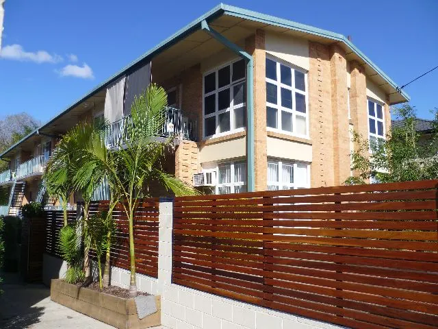 New Farm Riverside Lifestyle - Immaculate & Welcoming !