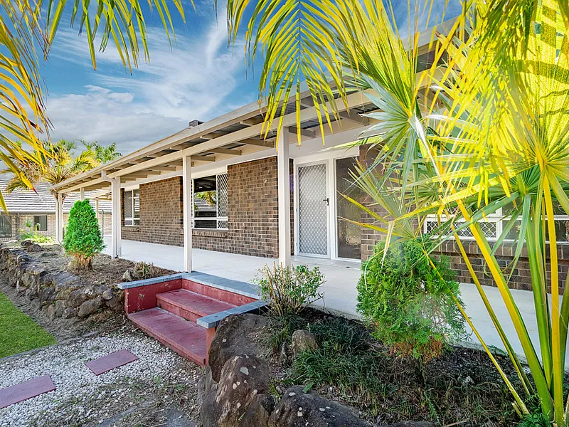 HIDDEN LITTLE GEM IN LOGANHOLME!