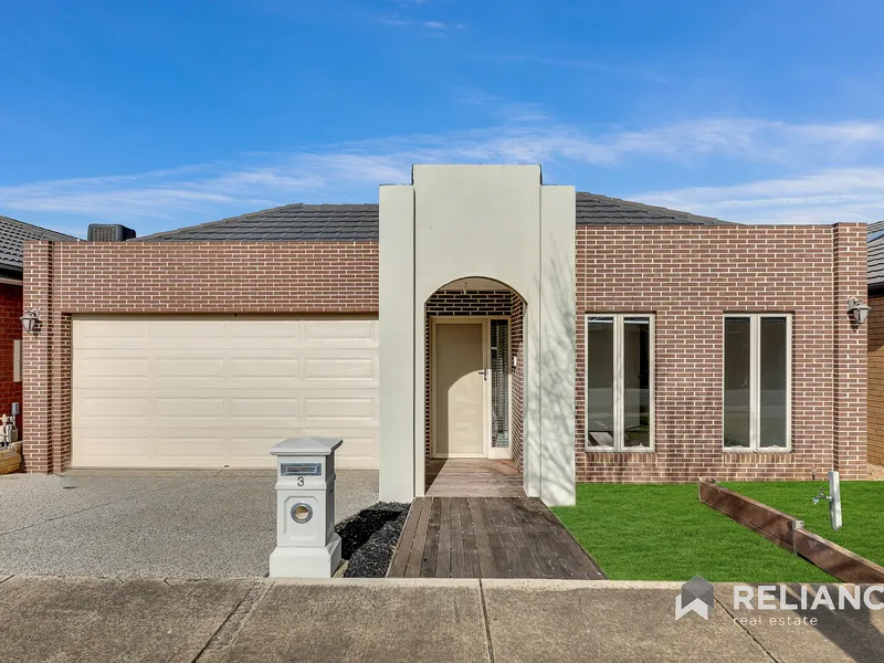 Convenience And Style In The Heart Of Caroline Springs!!