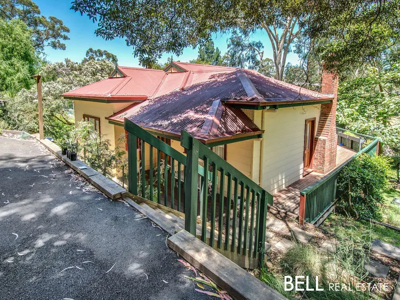 PERFECTLY POSITIONED WEATHERBOARD CUTIE!