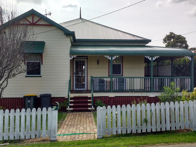 MAGNIFICENT QUEENSLANDER RIGHT IN TOWN