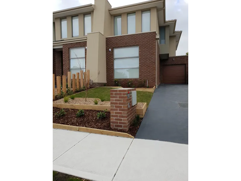 A STUNNING & VERY SPACIOUS 1yr OLD TOWNHOUSE 