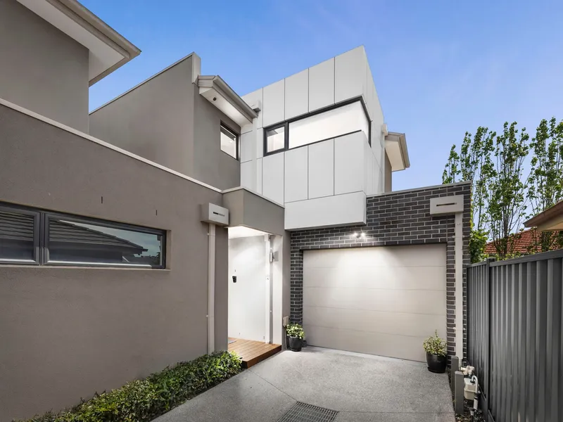 Contemporary class in a carefree setting