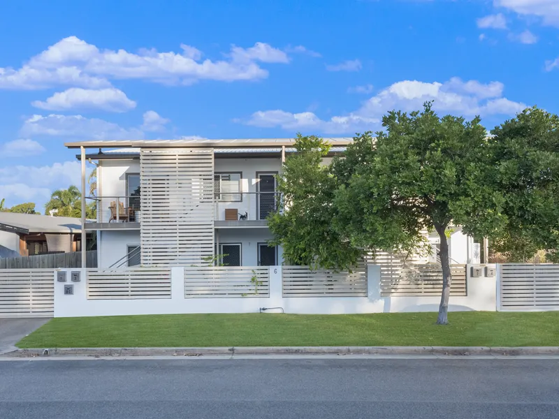 140m to Rowes Bay Beach - Luxury Beachside Living!