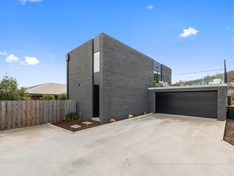 Welcome to 4/8 Alexias Way, Oakdowns