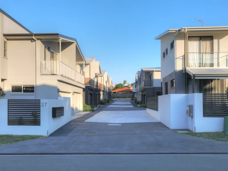 Nearly BRAND NEW Townhouse with Double garage, and  Air- Conditioned Bedrooms located in Stretton School catchment