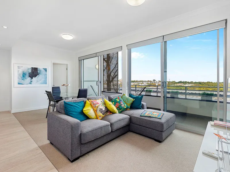 TOP FLOOR VIEWS!