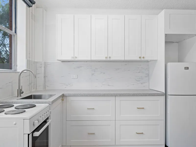 RENOVATED GROUND FLOOR APARTMENT SITUATED IN A SUNLIT POSITION