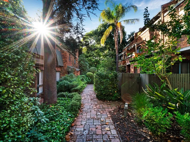GARDEN HAVEN IN CENTRAL CARLTON