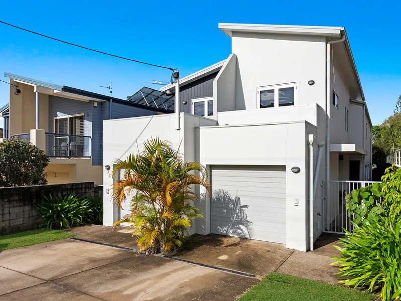 Heart Of Coolangatta CBD – Duplex Pair On One Title