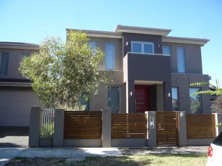 GOOD LOCATION, 3 BEDROOM TOWNHOUSE